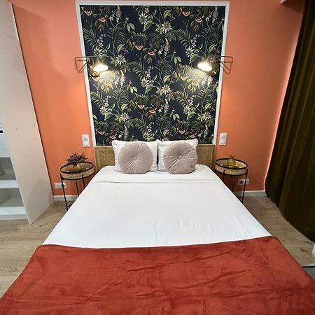 Stylish Modern Studio Apartment Париж Экстерьер фото