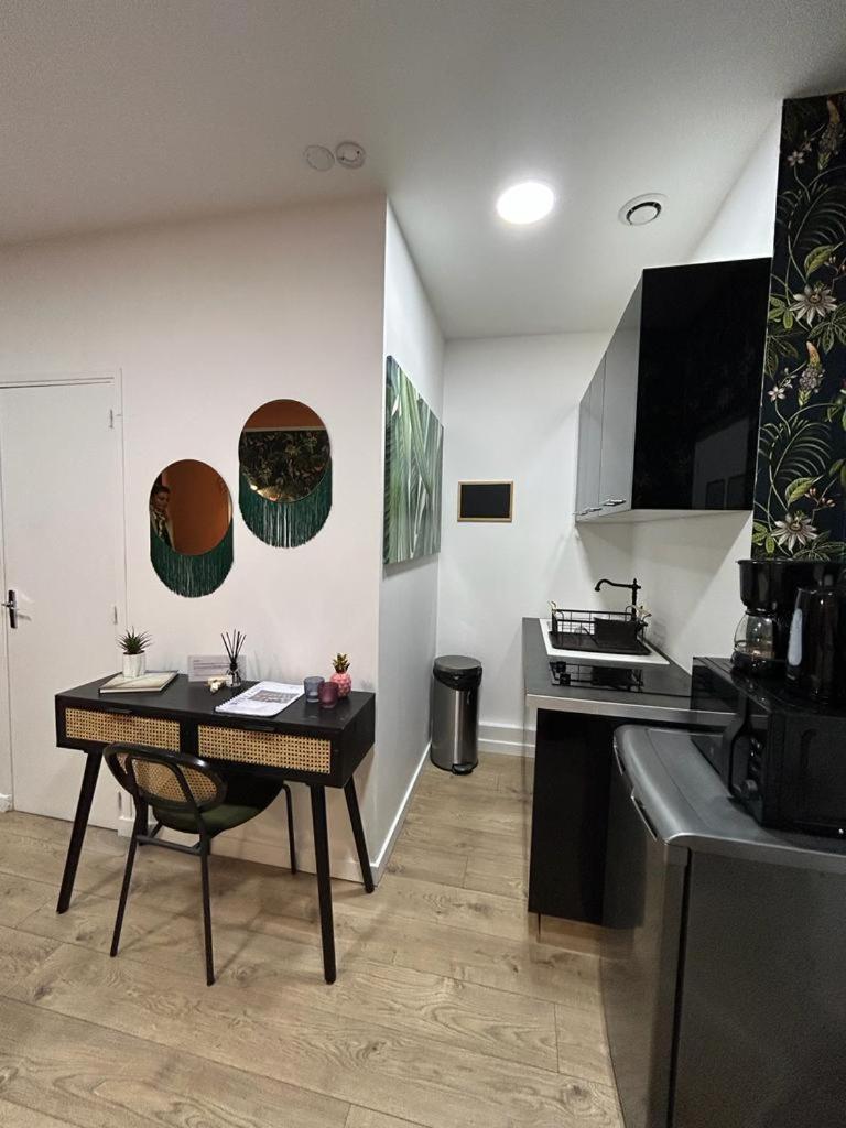 Stylish Modern Studio Apartment Париж Экстерьер фото