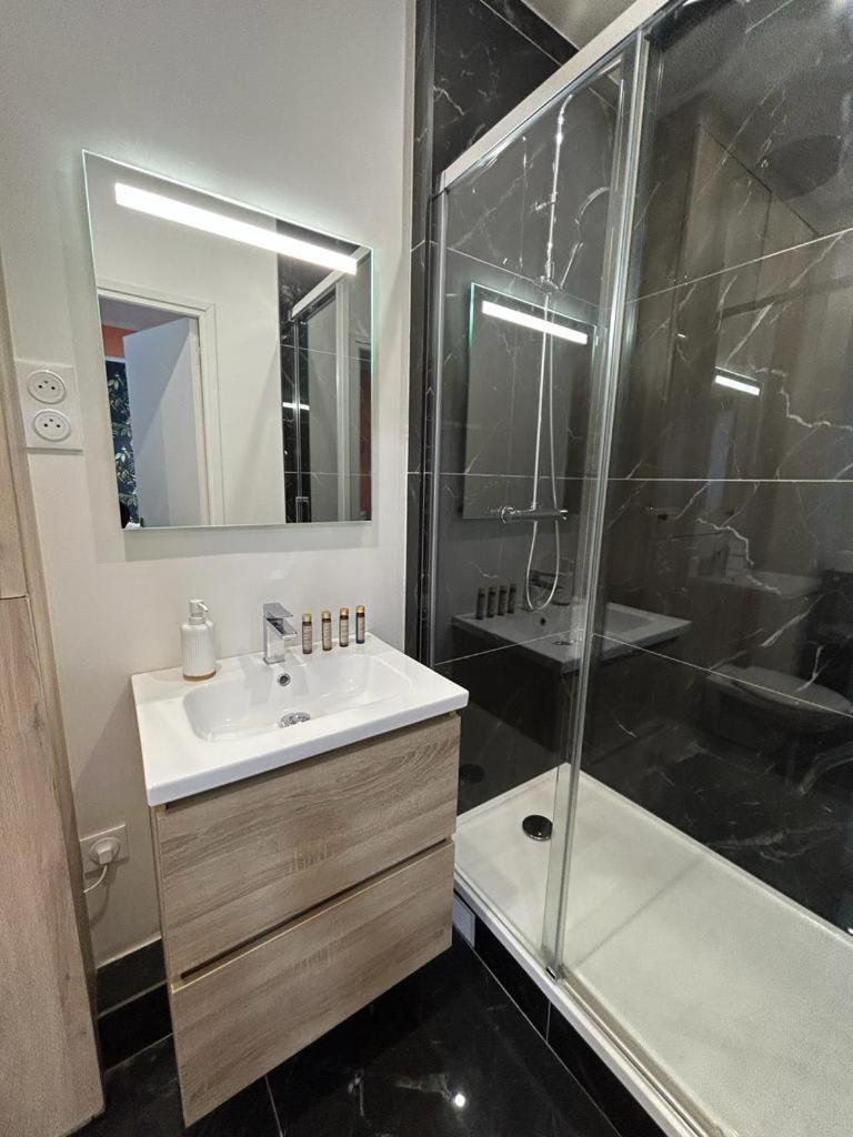 Stylish Modern Studio Apartment Париж Экстерьер фото