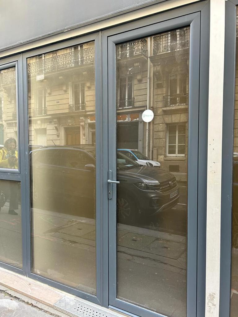 Stylish Modern Studio Apartment Париж Экстерьер фото